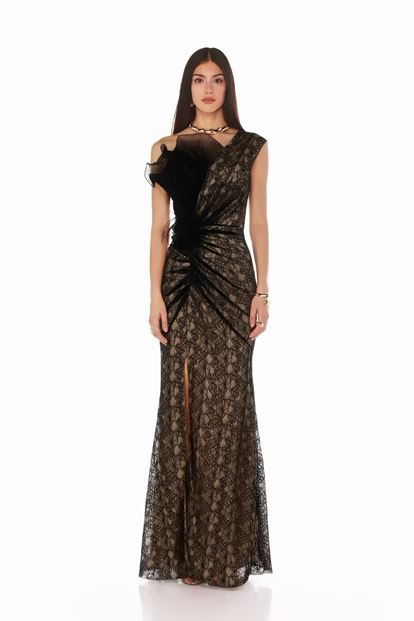 فستان سهرة أسود بكتف واحد وتفاصيل مكشكشة